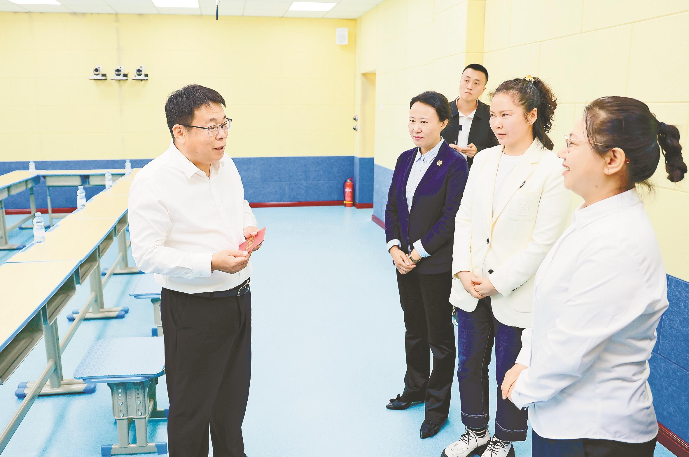 苑芳江走訪慰問(wèn)教師代表并調(diào)研檢查學(xué)校安全